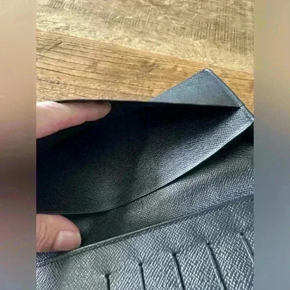 🎉❤️Louis Vuitton Epi Brazza Wallet ~Epi Leather~ Black ~ EUC!~ 💯 % Authentic - Picture 6 of 8